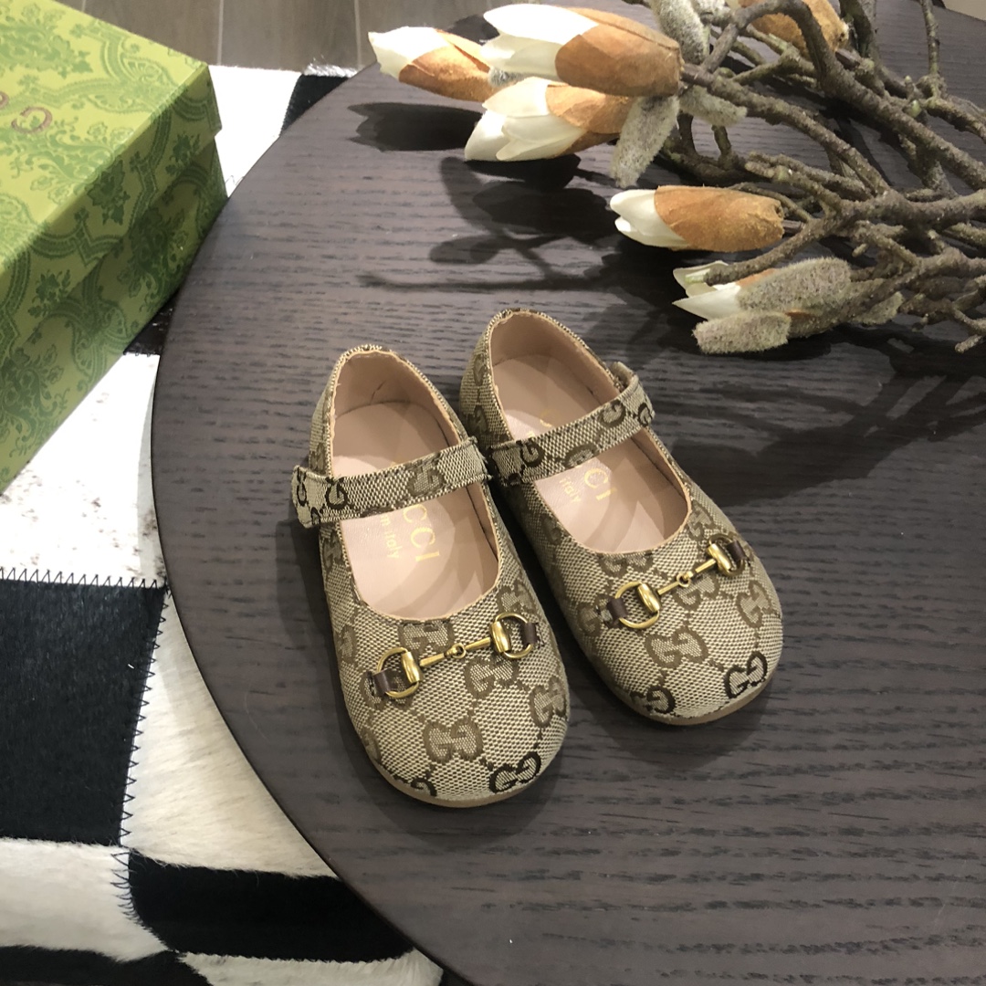 Children's shoes child